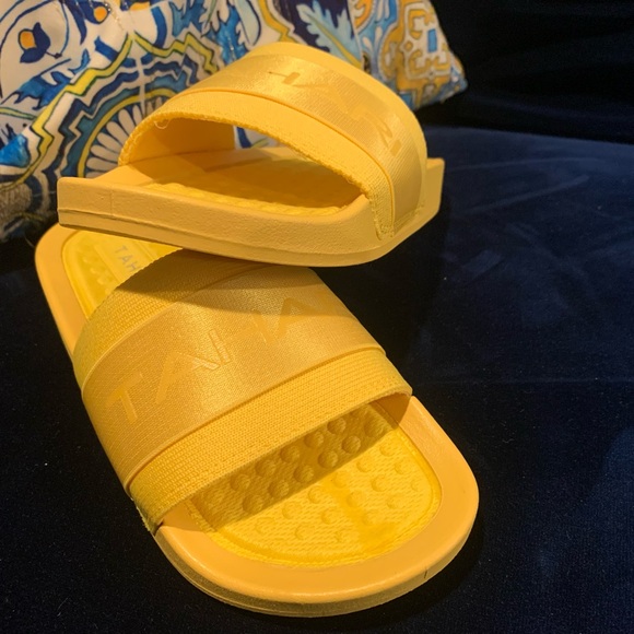 Tahari Slip On Sandle - Picture 7 of 7